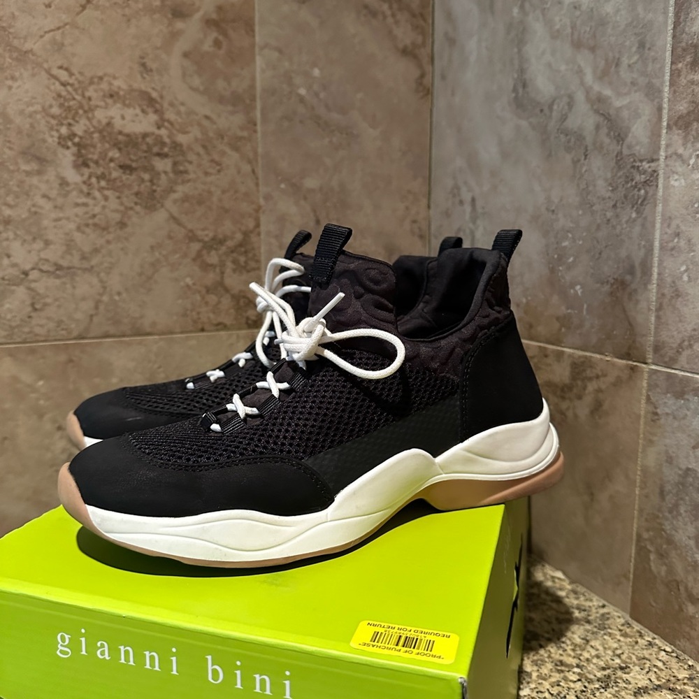 Gianni Bini Classic Black Sneakers size 7